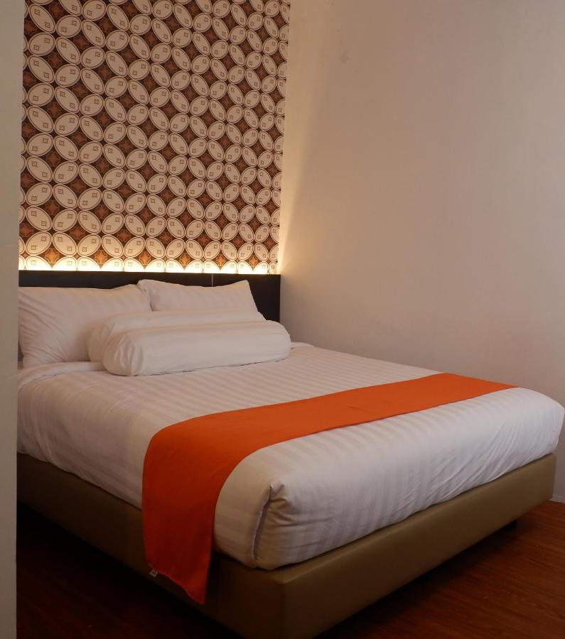 Front One Boutique Tugu Muda Semarang Hotel Bagian luar foto